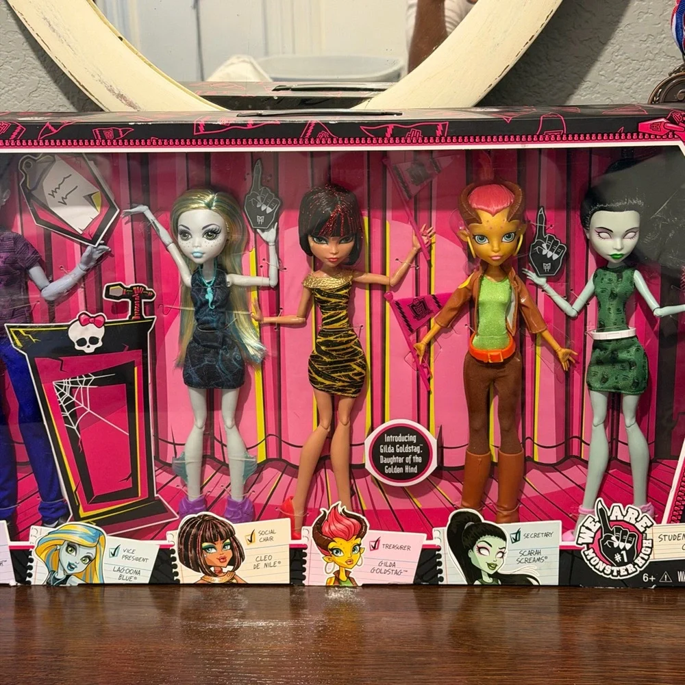 monster high doll set with bright pink packaging - Picture 3 of 9